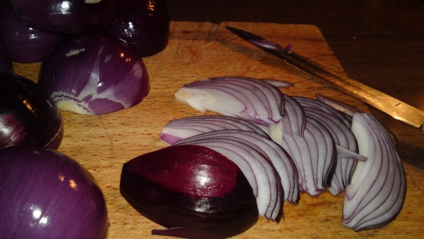 Pečené kačacie stehno s cibuľovým konfitom a rascovými dukátmi (fotorecept) - obrázok 4