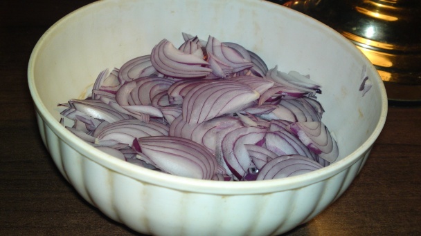 Pečené kačacie stehno s cibuľovým konfitom a rascovými dukátmi (fotorecept) - obrázok 5