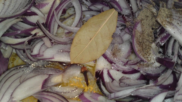 Pečené kačacie stehno s cibuľovým konfitom a rascovými dukátmi (fotorecept) - obrázok 9