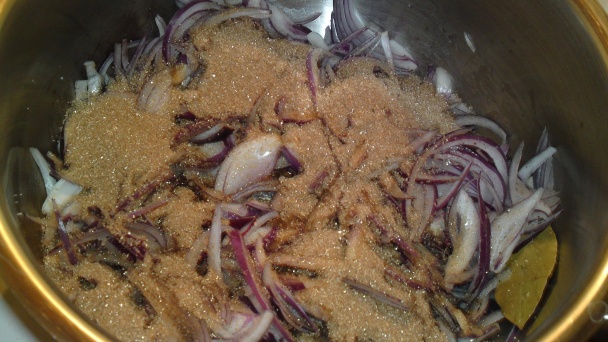 Pečené kačacie stehno s cibuľovým konfitom a rascovými dukátmi (fotorecept) - obrázok 10