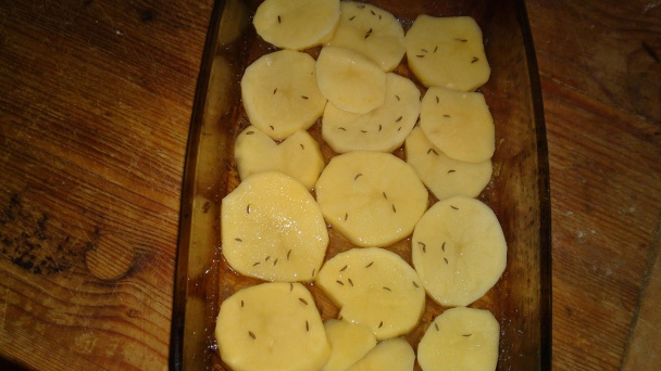 Pečené kačacie stehno s cibuľovým konfitom a rascovými dukátmi (fotorecept) - obrázok 15