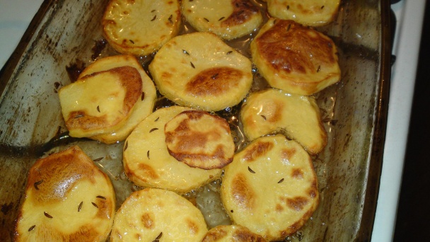 Pečené kačacie stehno s cibuľovým konfitom a rascovými dukátmi (fotorecept) - obrázok 16