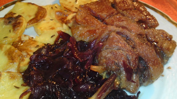 Pečené kačacie stehno s cibuľovým konfitom a rascovými dukátmi (fotorecept) - obrázok 17