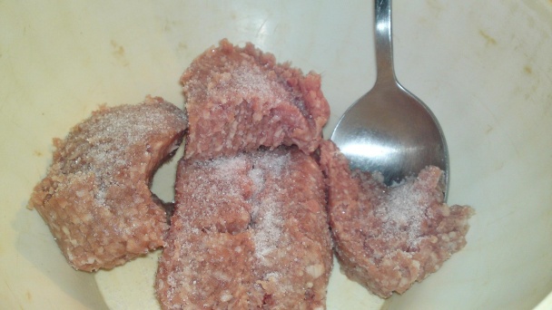 Pikantná fašírka pečená na chlebe (fotorecept) - obrázok 5