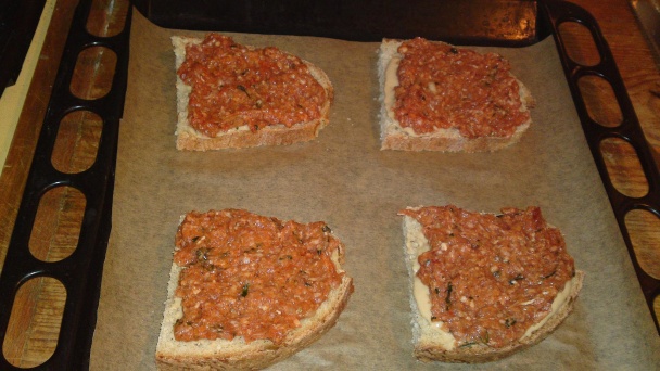 Pikantná fašírka pečená na chlebe (fotorecept) - obrázok 14