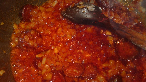 Krumpli guláš mojej starej mamy s čabajkou (fotorecept) - obrázok 8