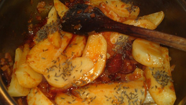 Krumpli guláš mojej starej mamy s čabajkou (fotorecept) - obrázok 9