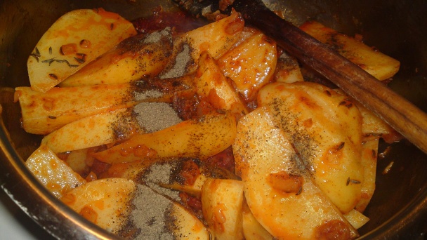 Krumpli guláš mojej starej mamy s čabajkou (fotorecept) - obrázok 10