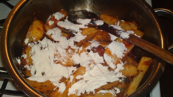 Krumpli guláš mojej starej mamy s čabajkou (fotorecept) - obrázok 11