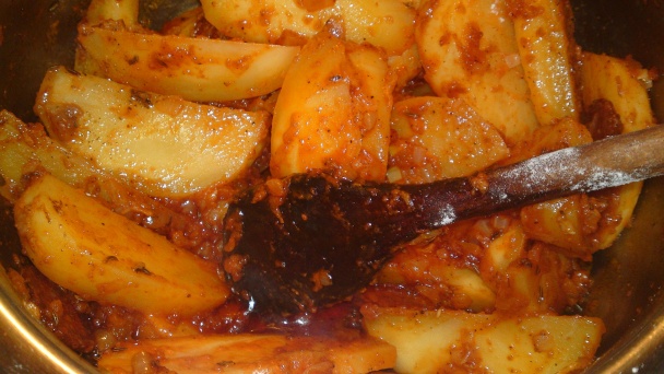 Krumpli guláš mojej starej mamy s čabajkou (fotorecept) - obrázok 12