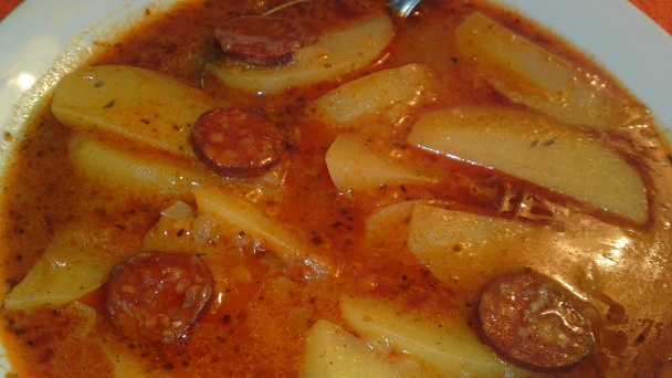 Krumpli guláš mojej starej mamy s čabajkou (fotorecept) - obrázok 14