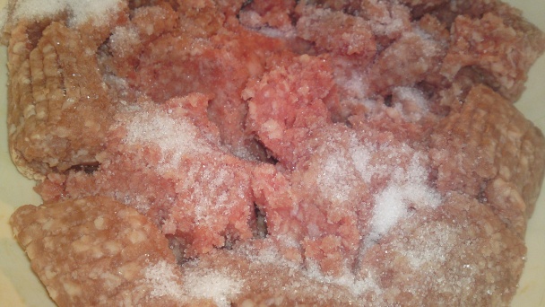 Fašírka vcelku s údenou slaninkou a horčicovou krustou (fotorecept) - obrázok 1