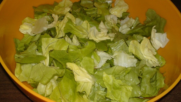 Pestrý zelený šalát so syrom a červenou cibuľou (fotorecept) - obrázok 2