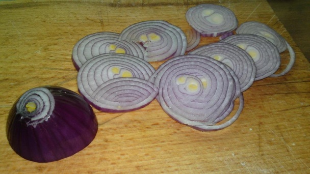 Pestrý zelený šalát so syrom a červenou cibuľou (fotorecept) - obrázok 4