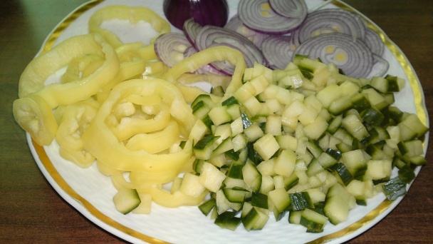 Pestrý zelený šalát so syrom a červenou cibuľou (fotorecept) - obrázok 7