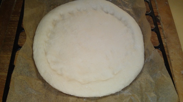 Okrúhly posúch s paradajkami a syrom (fotorecept) - obrázok 6