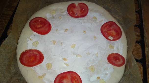Okrúhly posúch s paradajkami a syrom (fotorecept) - obrázok 7