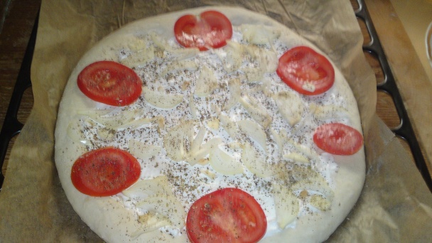 Okrúhly posúch s paradajkami a syrom (fotorecept) - obrázok 8