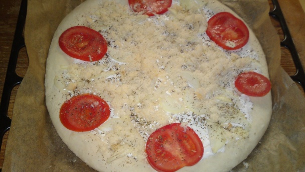 Okrúhly posúch s paradajkami a syrom (fotorecept) - obrázok 10