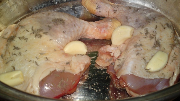 Pomaly pečené pikantné kuracie stehná na víne po židovsky (fotorecept) - obrázok 3