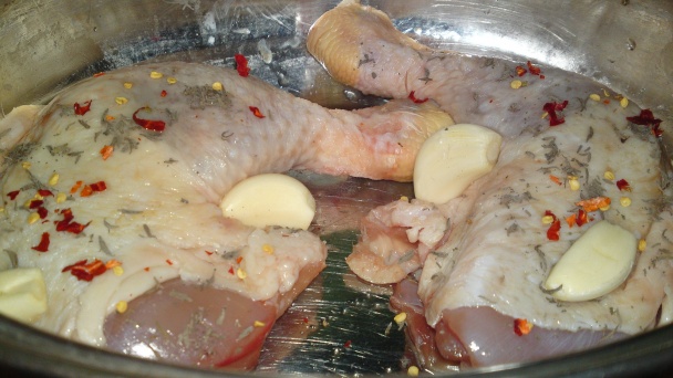 Pomaly pečené pikantné kuracie stehná na víne po židovsky (fotorecept) - obrázok 4