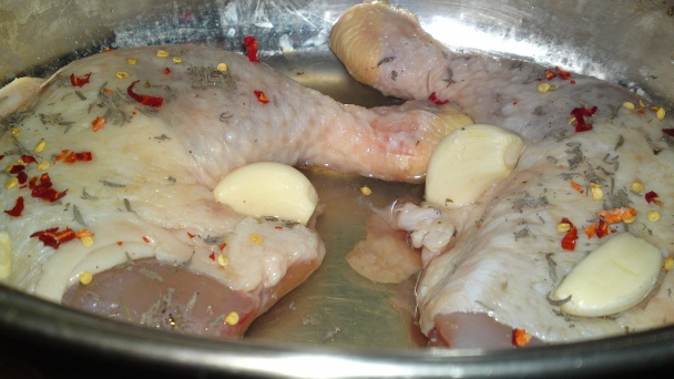 Pomaly pečené pikantné kuracie stehná na víne po židovsky (fotorecept) - obrázok 6