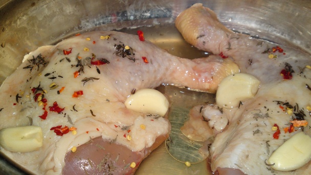 Pomaly pečené pikantné kuracie stehná na víne po židovsky (fotorecept) - obrázok 7