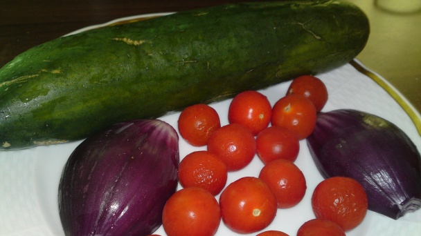 Šalát z uhorky, cherry paradajok, červenej cibule so syrom (fotorecept) - obrázok 1