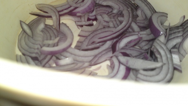 Šalát z uhorky, cherry paradajok, červenej cibule so syrom (fotorecept) - obrázok 3