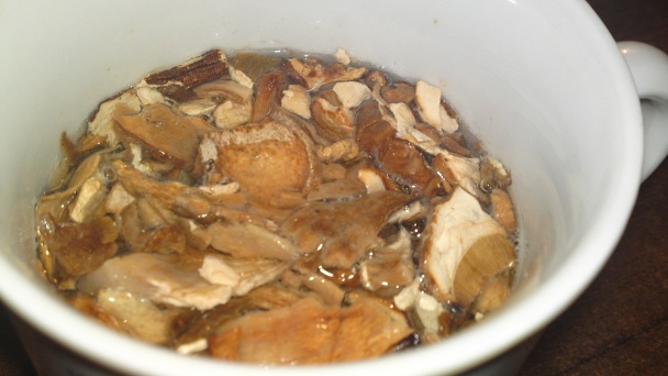 Tagliatelle s dubákmi, cherry paradajkami a zelerovou vňaťou (fotorecept) - obrázok 1