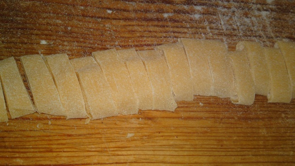 Tagliatelle s dubákmi, cherry paradajkami a zelerovou vňaťou (fotorecept) - obrázok 7