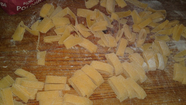 Tagliatelle s dubákmi, cherry paradajkami a zelerovou vňaťou (fotorecept) - obrázok 8