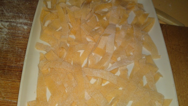 Tagliatelle s dubákmi, cherry paradajkami a zelerovou vňaťou (fotorecept) - obrázok 9