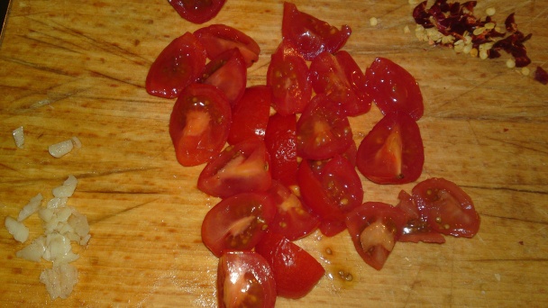 Tagliatelle s dubákmi, cherry paradajkami a zelerovou vňaťou (fotorecept) - obrázok 10