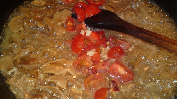 Tagliatelle s dubákmi, cherry paradajkami a zelerovou vňaťou (fotorecept) - obrázok 12