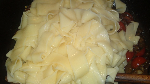 Tagliatelle s dubákmi, cherry paradajkami a zelerovou vňaťou (fotorecept) - obrázok 14