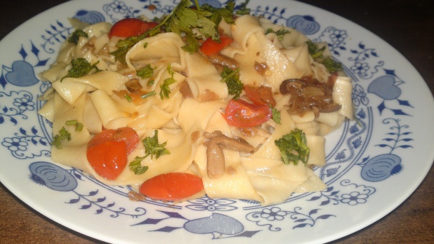 Tagliatelle s dubákmi, cherry paradajkami a zelerovou vňaťou (fotorecept) - obrázok 15