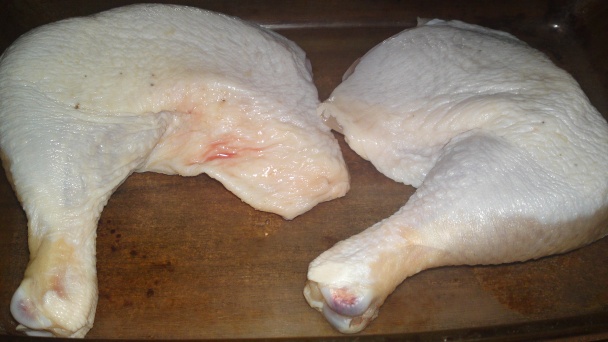 Kuracie stehná v cesnakovo-paradajkovej marináde špikované anglickou slaninou (fotorecept) - obrázok 1