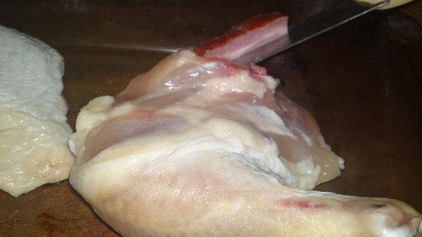 Kuracie stehná v cesnakovo-paradajkovej marináde špikované anglickou slaninou (fotorecept) - obrázok 3