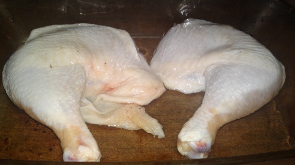 Kuracie stehná v cesnakovo-paradajkovej marináde špikované anglickou slaninou (fotorecept) - obrázok 4