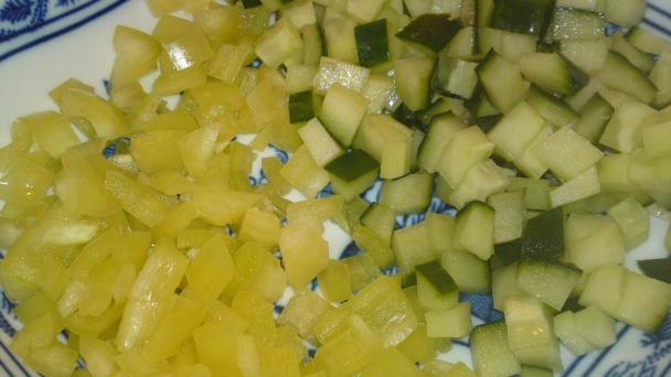 Paprikovo-uhorkový šalát s červenou cibuľou a ovčím syrom (fotorecept) - obrázok 2