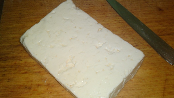 Paprikovo-uhorkový šalát s červenou cibuľou a ovčím syrom (fotorecept) - obrázok 3
