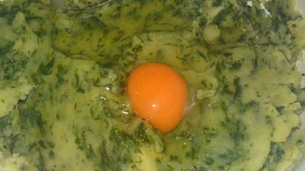 Špenátovo-zemiakové guľky s bryndzou a údenou slaninkou /fotorecept/ - obrázok 7