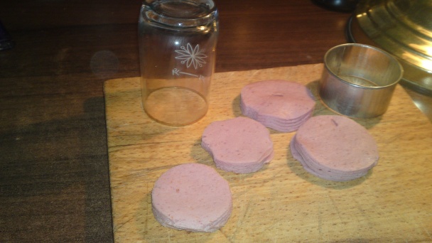 Slané kysnuté kvety plnené jemnou salámou (fotorecept) - obrázok 3