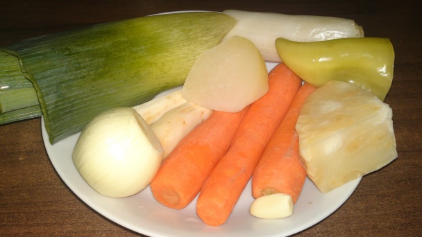 Polievka zo špikových hovädzích kostí s pečeňovými knedličkami (fotorecept) - obrázok 1