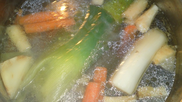 Polievka zo špikových hovädzích kostí s pečeňovými knedličkami (fotorecept) - obrázok 4