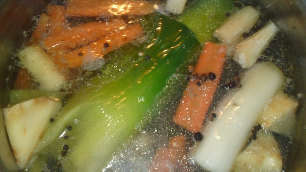 Polievka zo špikových hovädzích kostí s pečeňovými knedličkami (fotorecept) - obrázok 5