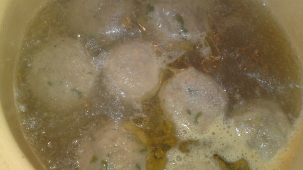 Polievka zo špikových hovädzích kostí s pečeňovými knedličkami (fotorecept) - obrázok 17