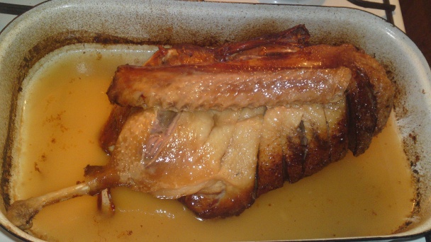 Pomaly pečená hus s pečenými jablkami a so zemiakmi pečenými v husacej masti (fotorecept) - obrázok 7