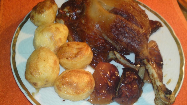 Pomaly pečená hus s pečenými jablkami a so zemiakmi pečenými v husacej masti (fotorecept) - obrázok 11